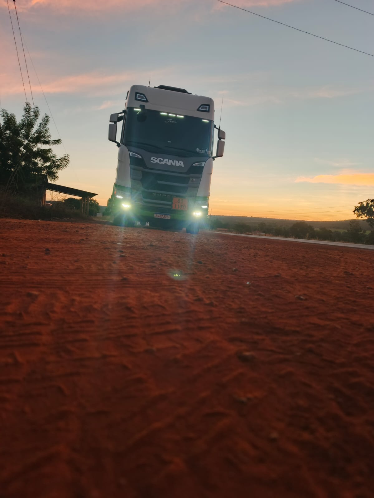 Caminhão-tanque monitorado, com as luzes acesas, na estrada